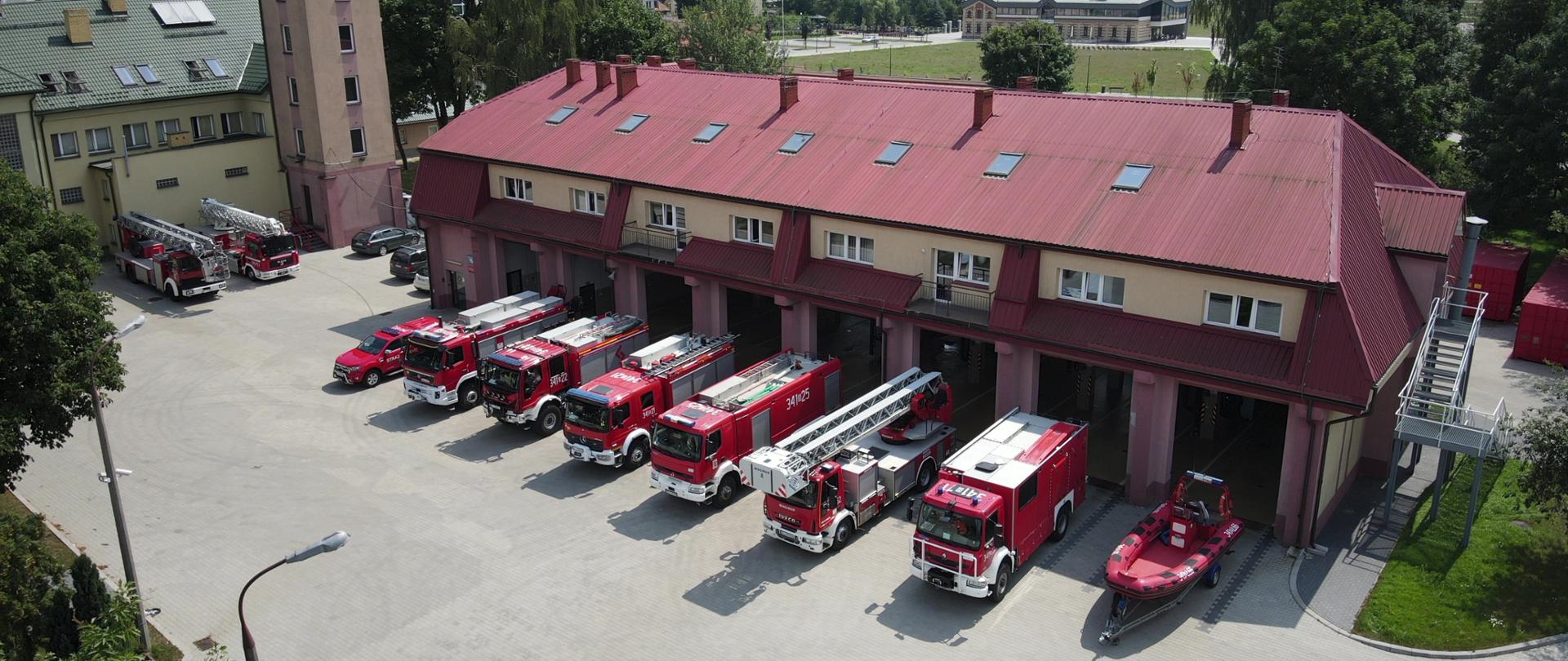 Na zdjęciu widać wystawione przed garaż samochody podziału bojowego JRG 1