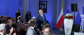 minister Jerzy Kwieciński wstaje i jest witany brawami przez uczestników konferencji