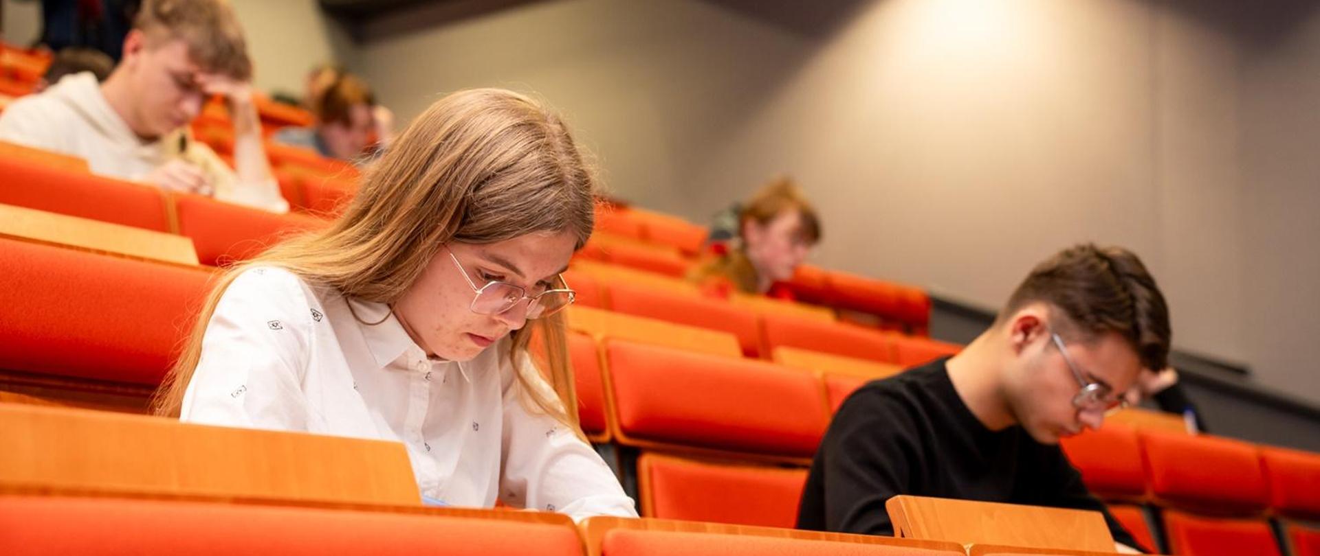 Zajęcie przedstawia uczestników eliminacji powiatowych Ogólnopolskiego Turnieju Wiedzy Pożarniczej piszących testy w Sali Centrum Kształcenia Zawodowego w Gorlicach
