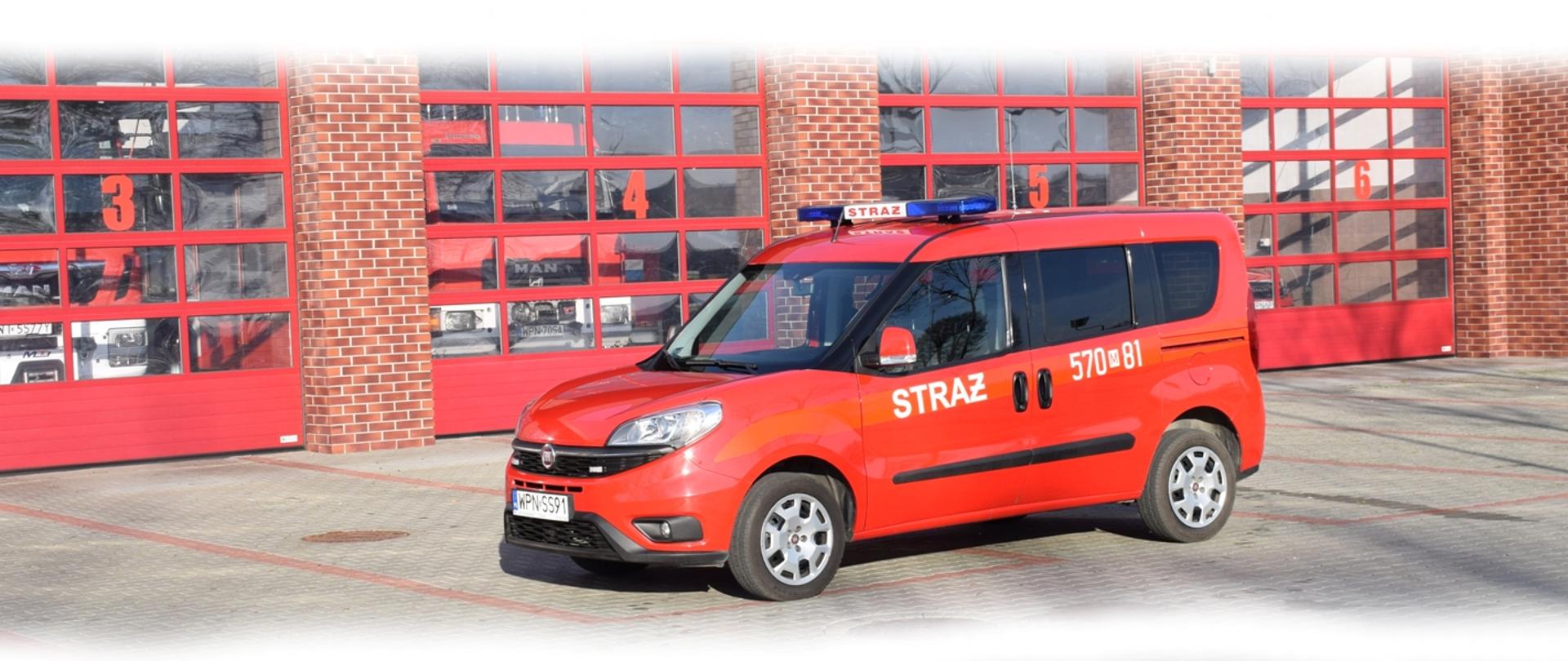 samochód pożarniczy, czerwony, kwatermistrzowski, ustawiony przed garażem, KP PSP Płońsk, 2020 r.