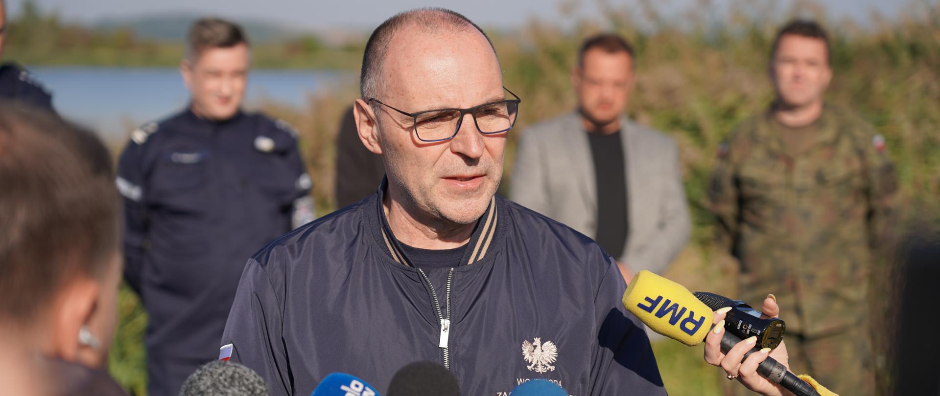 wojewoda i przedstawiciele służb na konferencji w Gryfinie