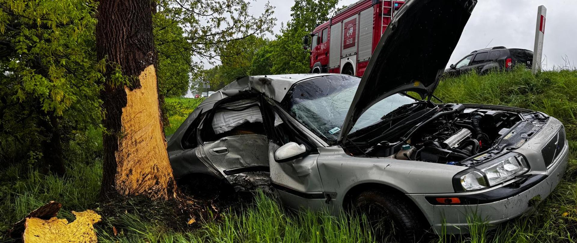 Pojazd osobowy w rowie na kołach, otwarta maska, wgnieciona prawa strona pojazdu
