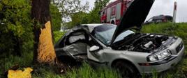 Pojazd osobowy w rowie, na kołach z podniesioną maską, wgniecioną prawą stroną pojazdu