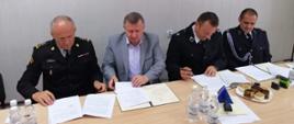 Komendant Powiatowy, Wójt gm. Bodzechów, Prezes OSP Chmielów, Naczelnik OSP Chmielów - zapoznają się z aktem porozumienia