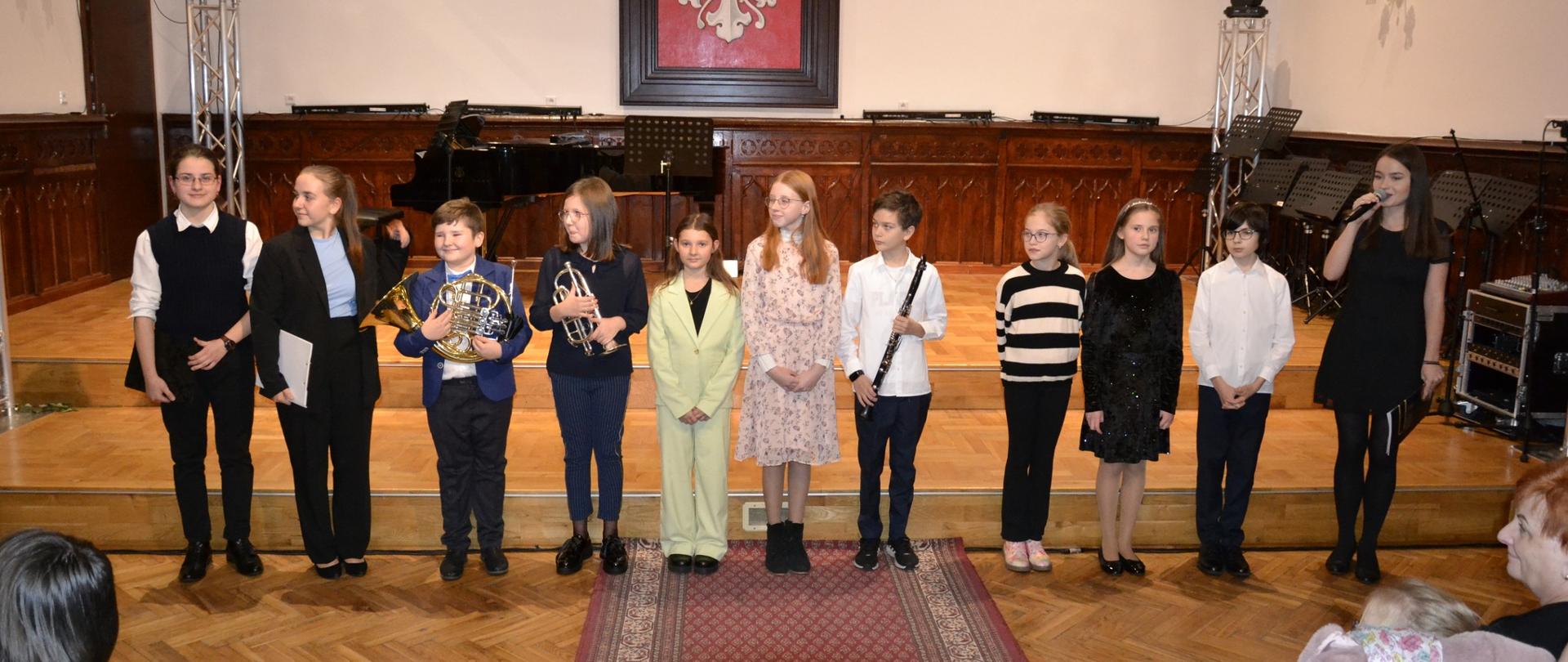Uczniowie klasy IVA cyklu 6-letniego I stopnia z nauczycielką Kaliną Rokosz podczas koncertu na sali królewskiej w PSM Mielec
