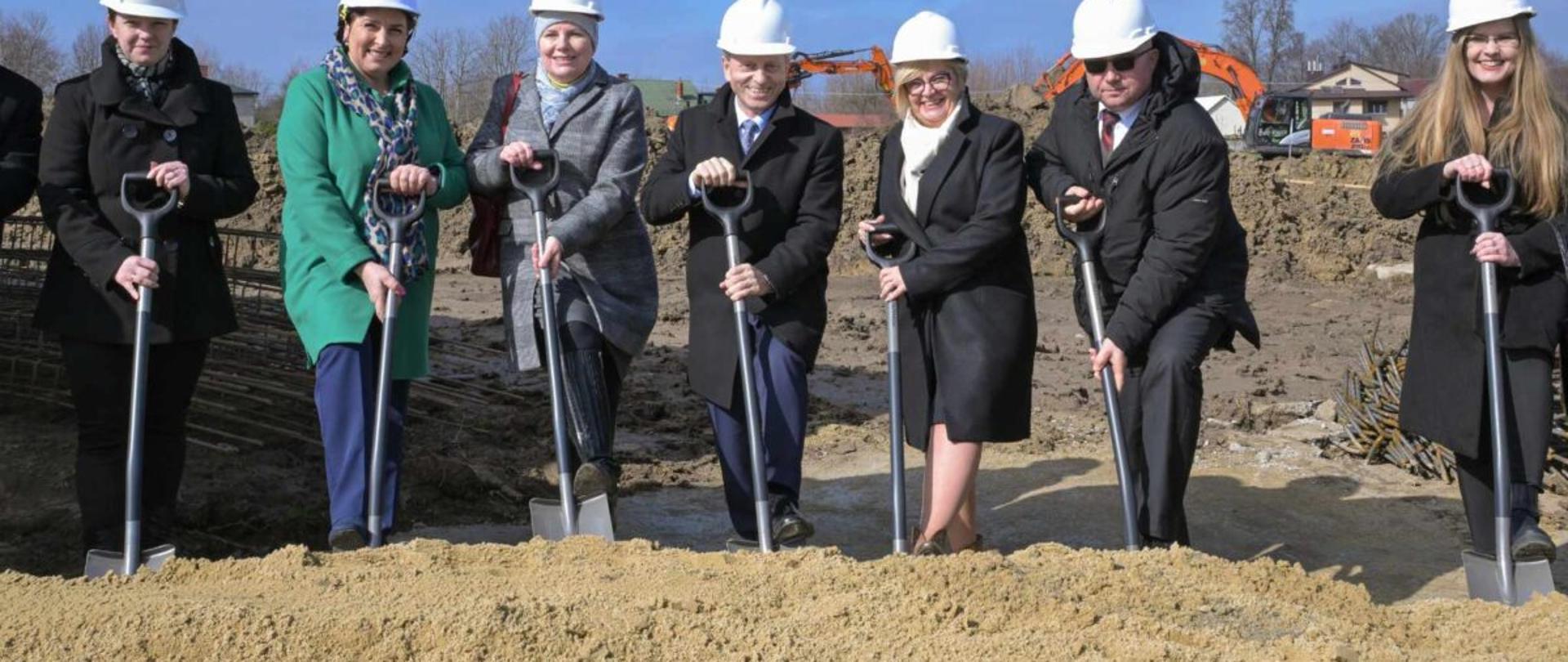 Uczestnicy uroczystości wbicia łopaty pod budowę nowej szkoły podstawowej w Ropczycach