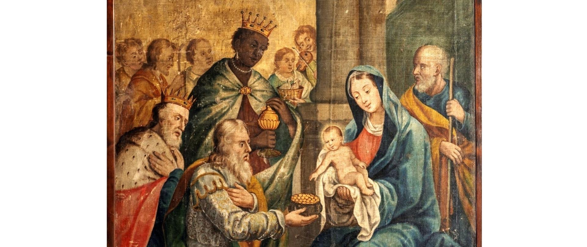 Obraz przedstawia scenę zbiorową na tle wieczornego pejzażu z ciemno-błękitnym niebem i gwiazdą betlejemską, dwiema złamanymi kolumnami na środku i drewnianą szopą po prawej stronie obrazu. Przed szopą Święta Rodzina. Na pierwszym planie Matka Boża z Dzieciątkiem na rękach, w czerwonej sukni i błękitnym płaszczu z kapturem, spod którego widoczny biały welon. Dzieciątko na białej pieluszce. Za Matką Bożą św. Józef oparty na lasce, w błękitnej szacie i jasnobrązowym płaszczu, z siwą brodą. Z lewej strony obrazu trzej królowie z darami, składają hołd Dzieciątku. Na pierwszym planie jeden z nich klęcząc wręcza Dzieciątku naczynie ze złotymi monetami, jego korona znajduje się obok na ziemi. Ubrany jest we wzorzystą szatę w białym odcieniu i brązowy płaszcz z zieloną podszewką, ma siwe długie włosy i brodę. Za nim drugi król również klęczy, w złotej koronie, z siwym zarostem, z rękoma złożonymi na piersiach, w błękitnej szacie i czerwonym płaszczu z gronostajowym kołnierzem. Trzeci król stoi, nieco z tyłu, jest ciemnoskóry, w złotej koronie, brązowej szacie i błękitnej pelerynie. Za królami kilka osób z darami.