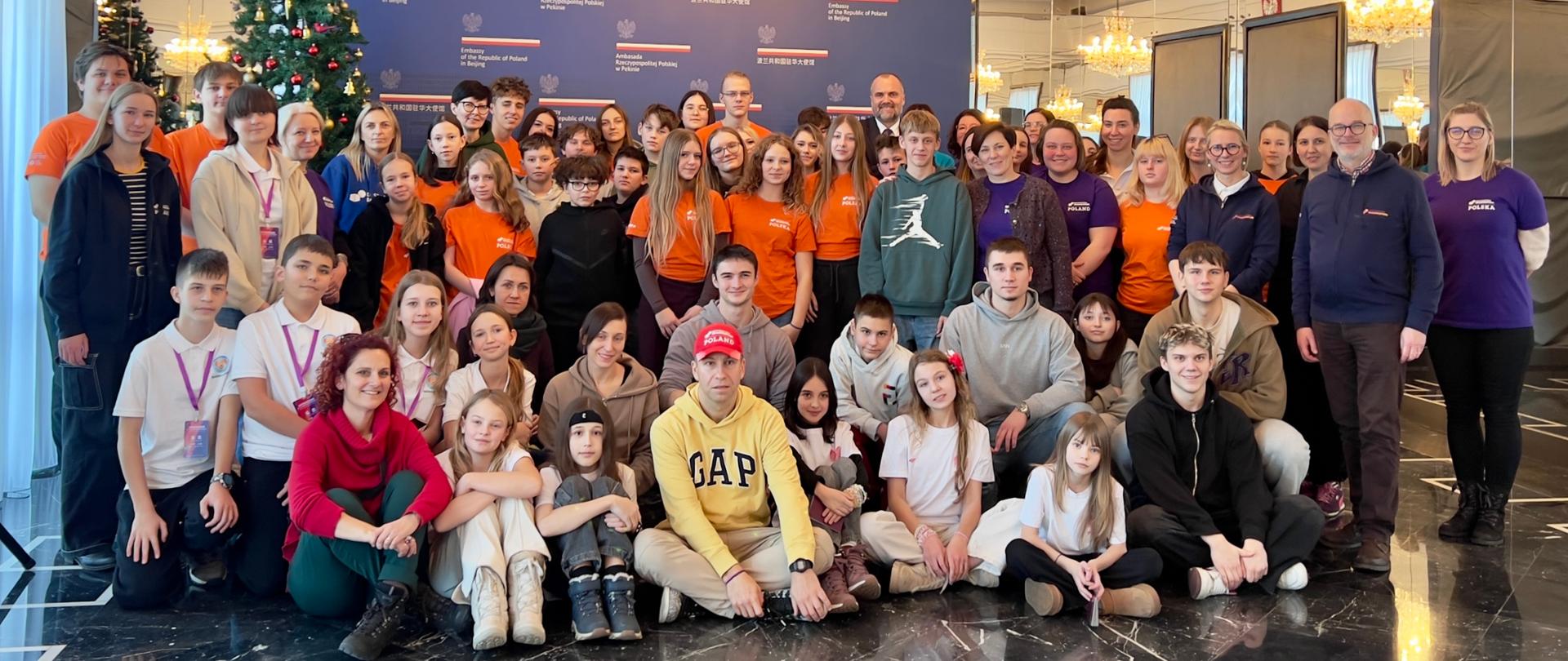 Zdjęcie grupowe Ambasadora z polską reprezentacją Olimpiady Kreatywności Destination Imagination 