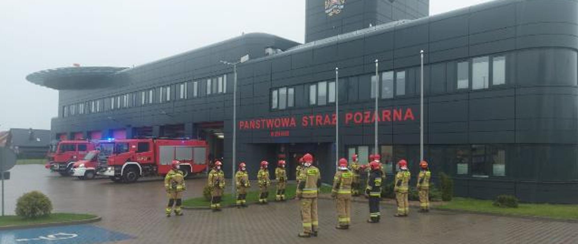 zdjęcie przedstawia uroczystą zbiórkę związaną z obchodami narodowego Dnia Flagi