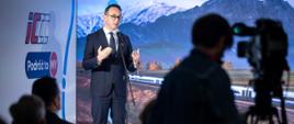 Konferencja prasowa z udziałem ministra infrastruktury Dariusza Klimczaka oraz wiceministra infrastruktury Piotra Malepszaka poświęconej rozwojowi połączeń PKP Intercity do małych i średnich miast.