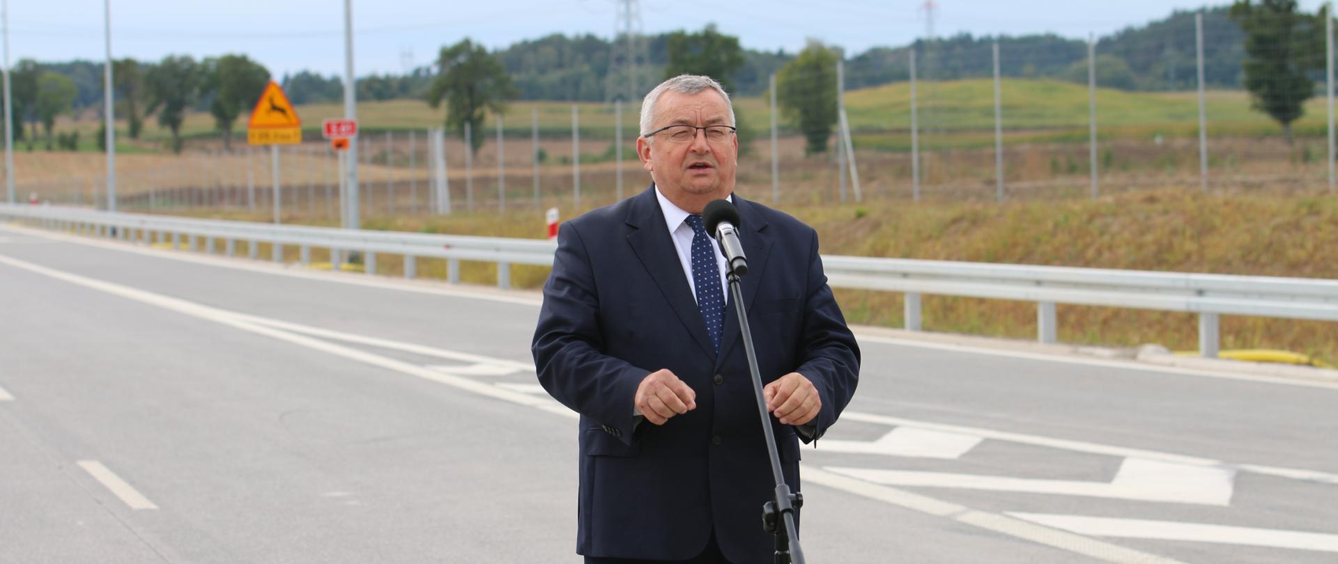 Minister infrastruktury Andrzej Adamczyk w trakcie konferencji prasowej na węźle Ełk Południe na drodze ekspresowej S61 (szlak Via Baltica)