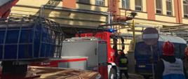 Strażacy sprawdzają możliwość manewrowania drabiną mechaniczna i praktyczny dostęp do budynku z jej wykorzystaniem.