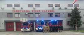 Na zdjeciu są widoczni funkcjonariusze podczas oddawania hołdu dla zmarłego strażaka 