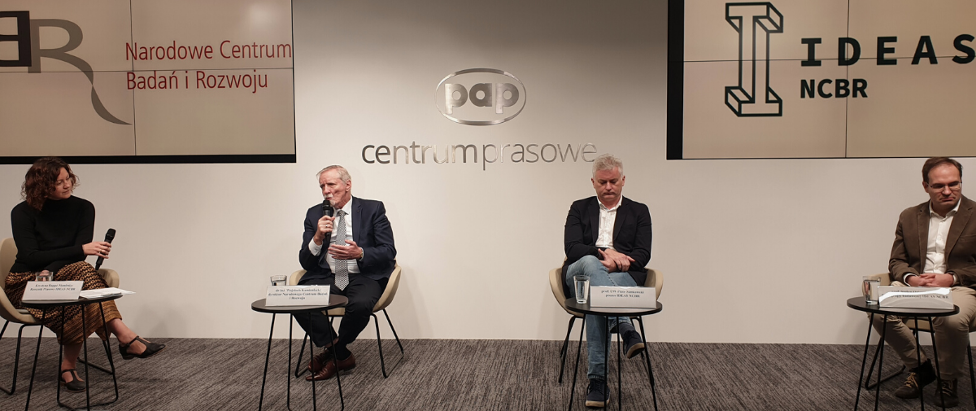 Na zdjęciu (gdzie są 4 osoby) od lewej:
Krystyna Rappé-Niemirska - rzecznik prasowy NCBR IDEAS
Dr inż. Wojciech Kamieniecki - dyrektor NCBR
Prof. Piotr Sankowski – prezes zarządu IDEAS NCBR
Prof. Stefan Dziembowski - lider grupy roboczej w IDEAS NCBR.

