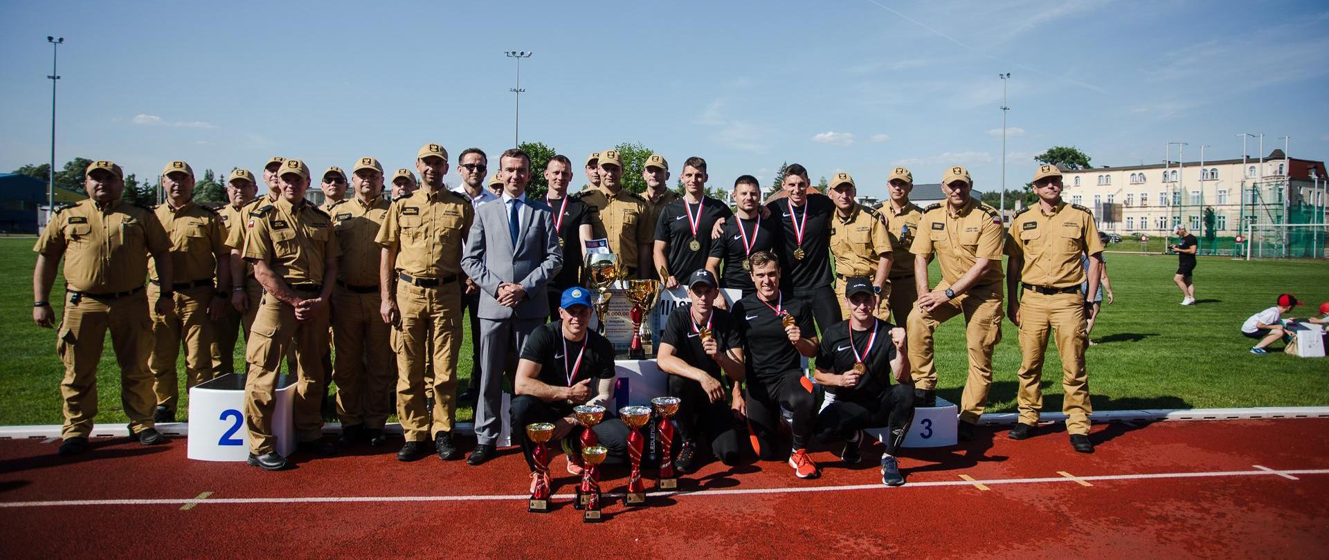 Mistrzowie Województwa Warmińsko-Mazurskiego w Sporcie Pożarniczym z zaproszonymi gośćmi