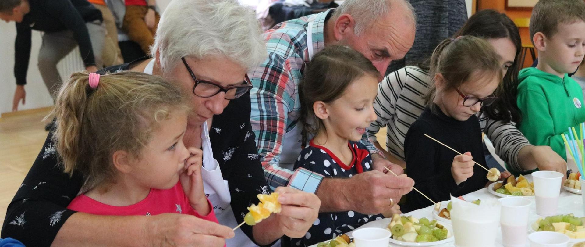 Seniorzy: internauci, opiekunowie, partnerzy, obywatele