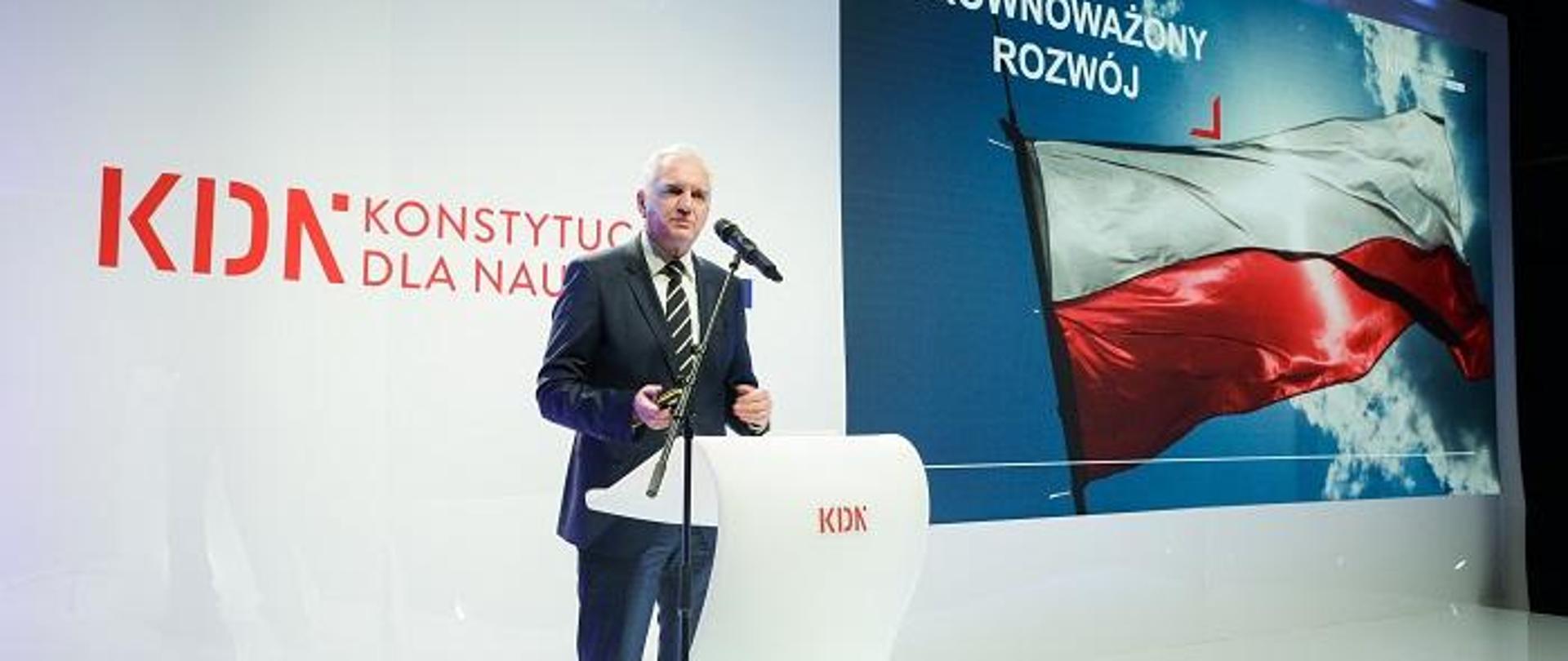 Minister Gowin przemawia, w tle ściana z napisem Konstytucja Dla Nauki