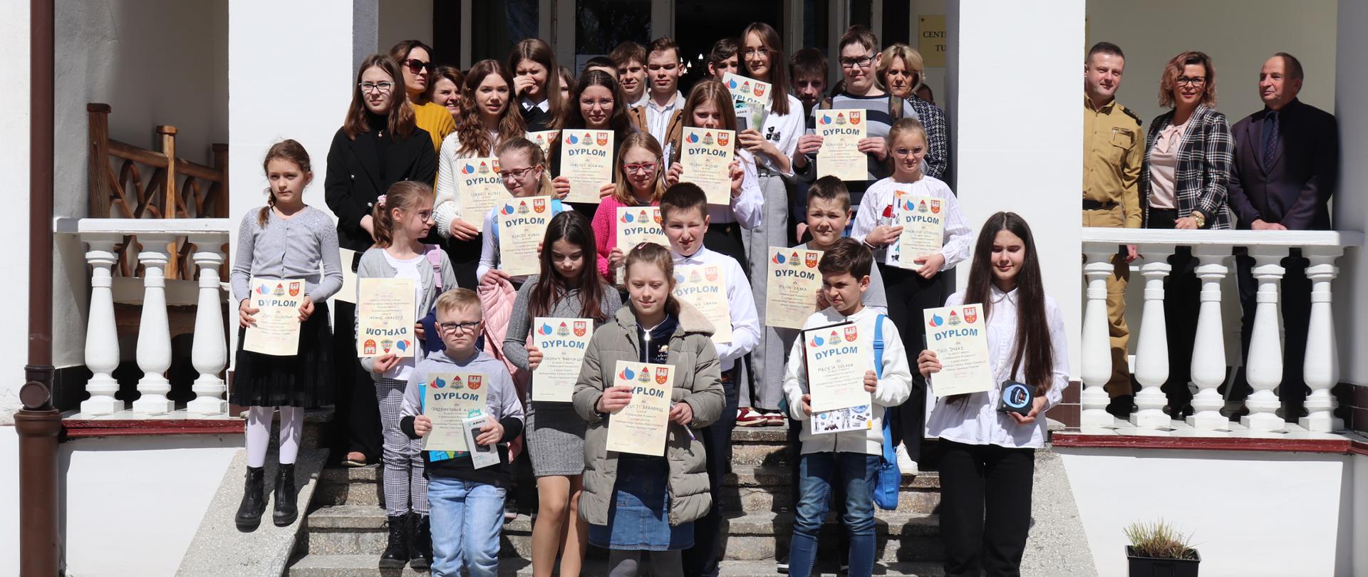 na zdjęciu dzieci na schodach po zakończeniu konkursu