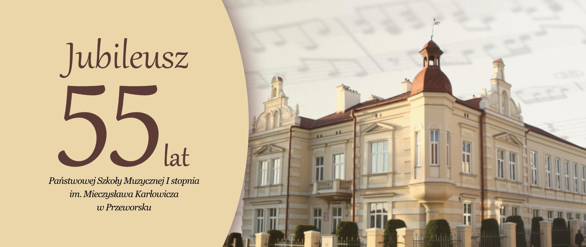 Napis na beżowym tle - 55 lat Państwowej Szkoły Muzycznej im. M. Karłowicza w Przeworsku, po prawej zdjęcie budynku szkoły.