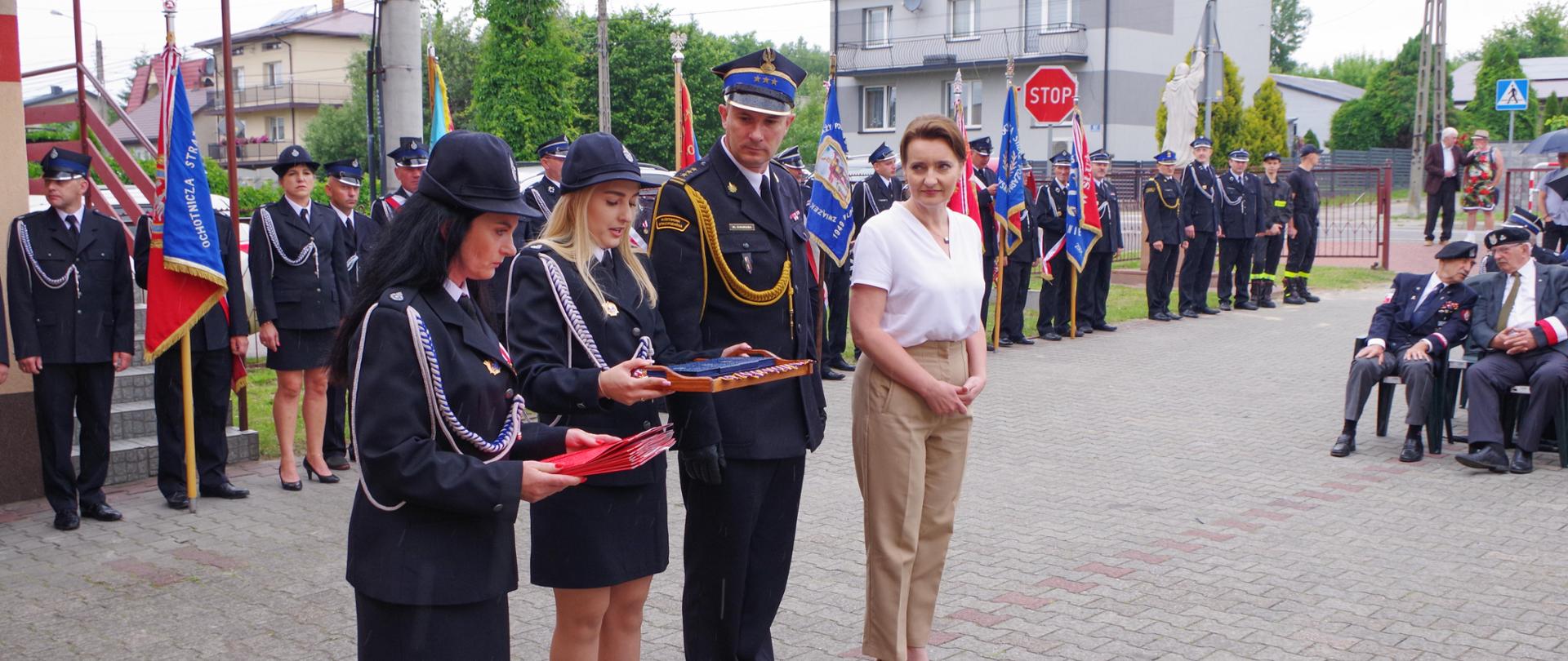 Zdjęcie obrazuje osoby które nadawały odznaczenia