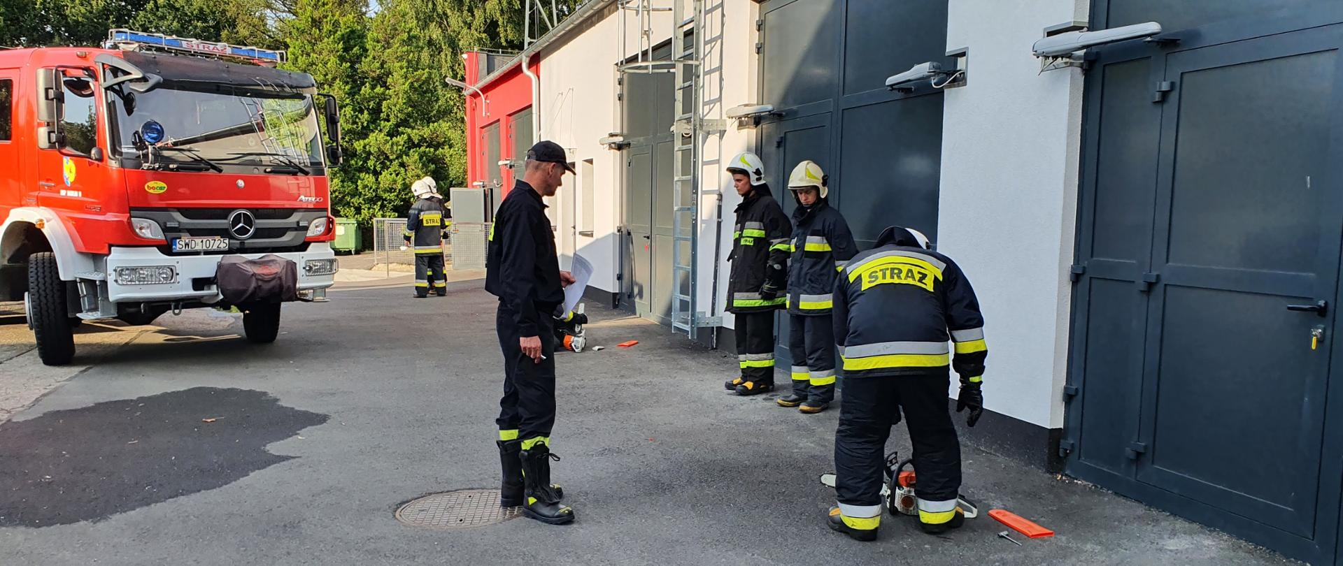 Na zdjęciu strażacy podczas ćwiczeń