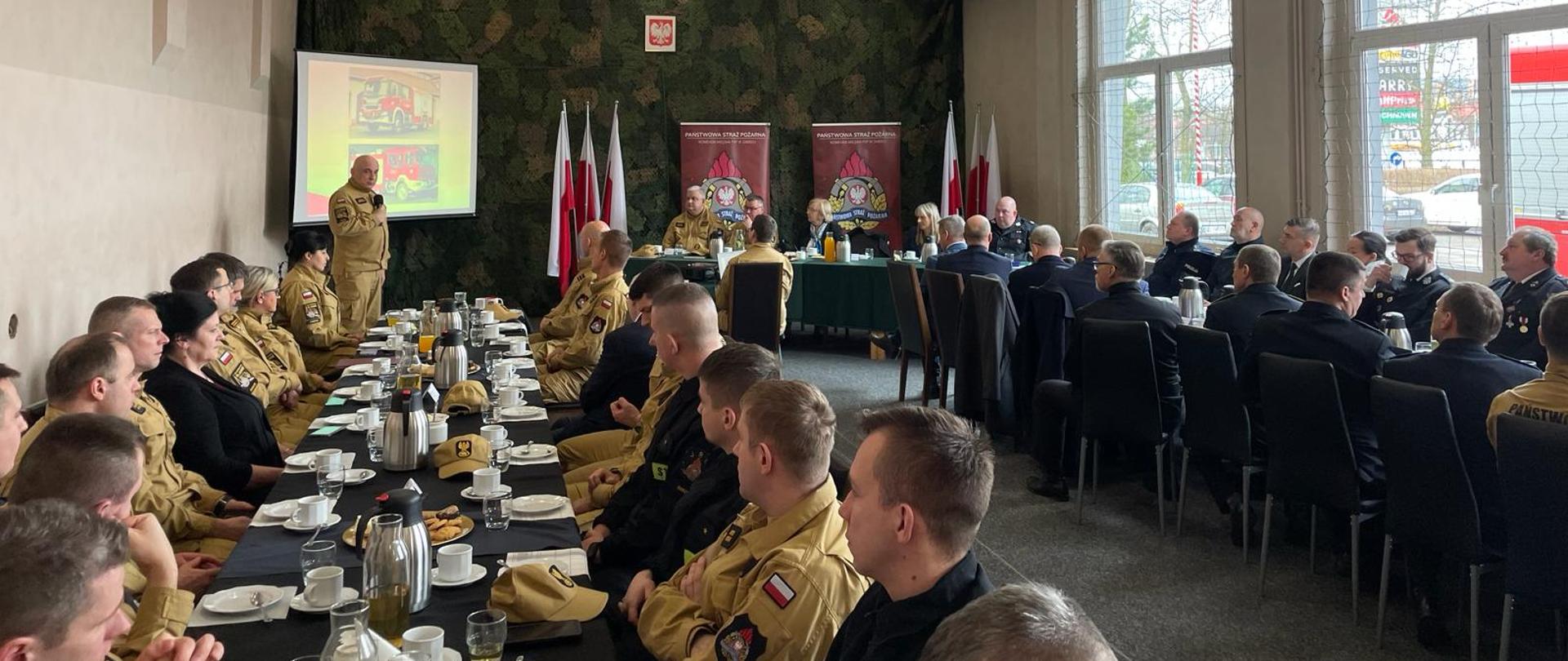 Goście zebrani na sali sportowej gdzie odbywa się odprawa roczna za 2023 r.