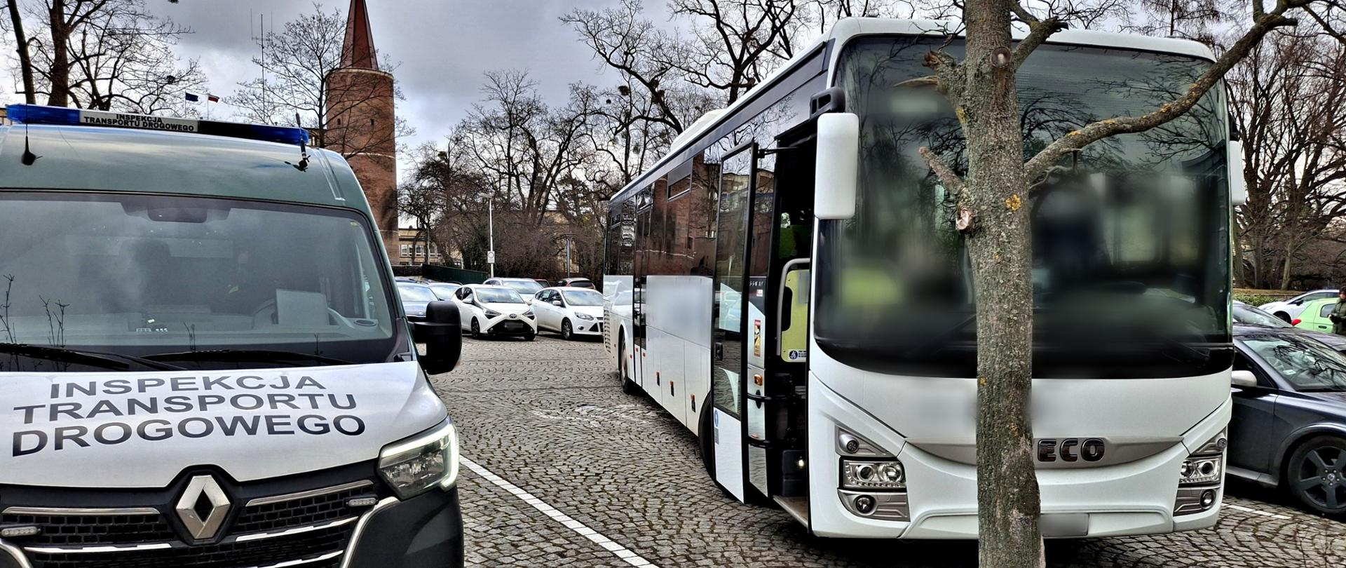 Pojazd Inspekcji Transportu Drogowego stojący obok autokaru podczas kontroli w ramach akcji „Bezpieczny Autokar – ferie 2025