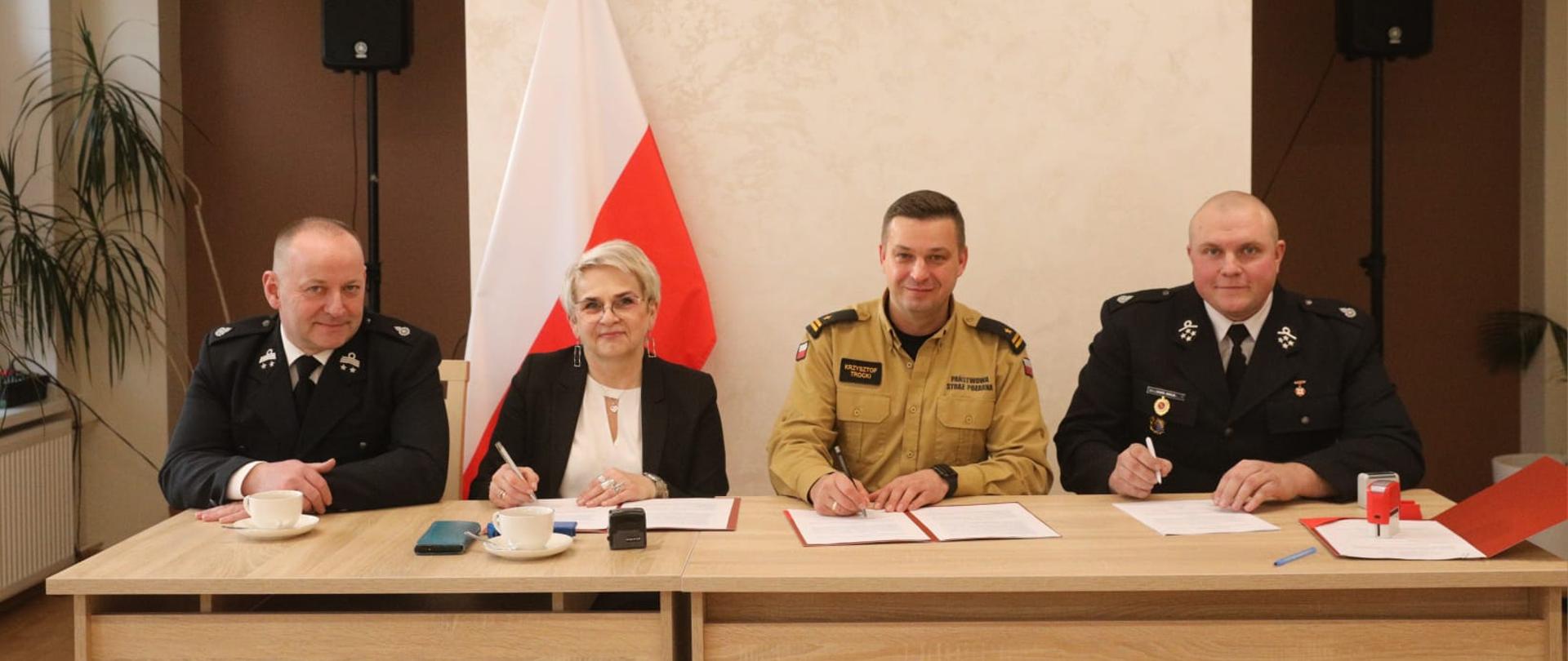 Zdjęcie przedstawia mł. bryg. Krzysztof Trocki, Komendant Miejski PSP w Słupsku,
- Pani Iwona Warkocka, Wójt Gminy Dębnica Kaszubska,
- Druh Dawid Kerlin, Prezes OSP Starnice
którzy podpisywai porozumienie.