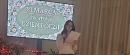 Uczennica klasy 2PT Kinga Cieśla w czasie występu z okazji Dnia Poezji. Internat ZSCKR w Potoczku. Marzec 2026 rok.