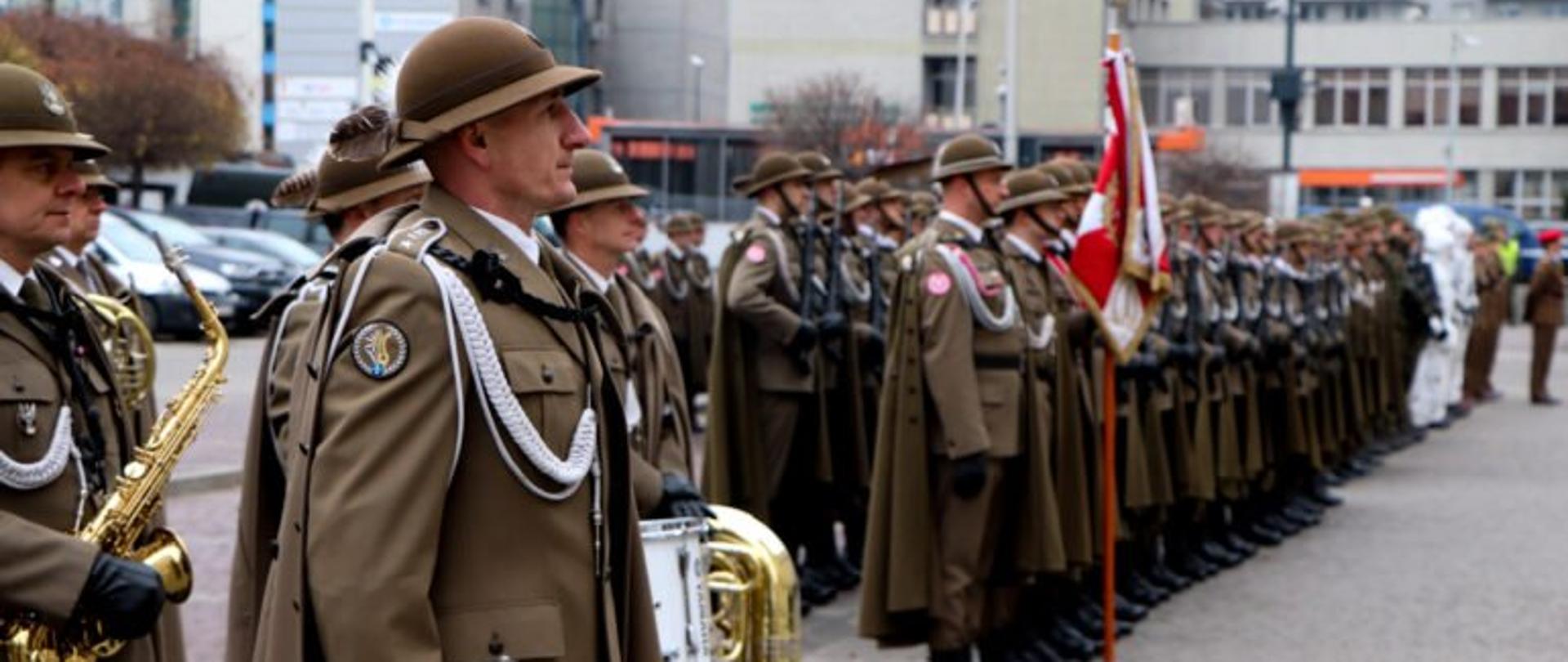 Żołnierze 1. Batalionu Strzelców Podhalańskich na placu przez Podkarpackim Urzędem Wojewódzkim w Rzeszowie