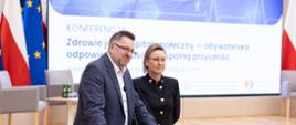 Konferencja „Zdrowie jako kapitał społeczny – obywatelska odpowiedzialność za wspólną przyszłość”, Kancelaria Prezesa Rady Ministrów. Na zdjęciu Pani Minister Adriana Porowska, Sekretarz Stanu w KPRM i Wiceprzewodnicząca Komitetu do spraw Pożytku Publicznego i ks. dr Arkadiusz Nowak, Prezes Instytutu Praw Pacjenta i Edukacji Zdrowotnej przemawiają do uczestników spotkania podczas uroczystego otwarcia spotkania. W tle widoczny ekran z tytułem konferencji oraz fragmenty flagi Polski i Unii Europejskiej.