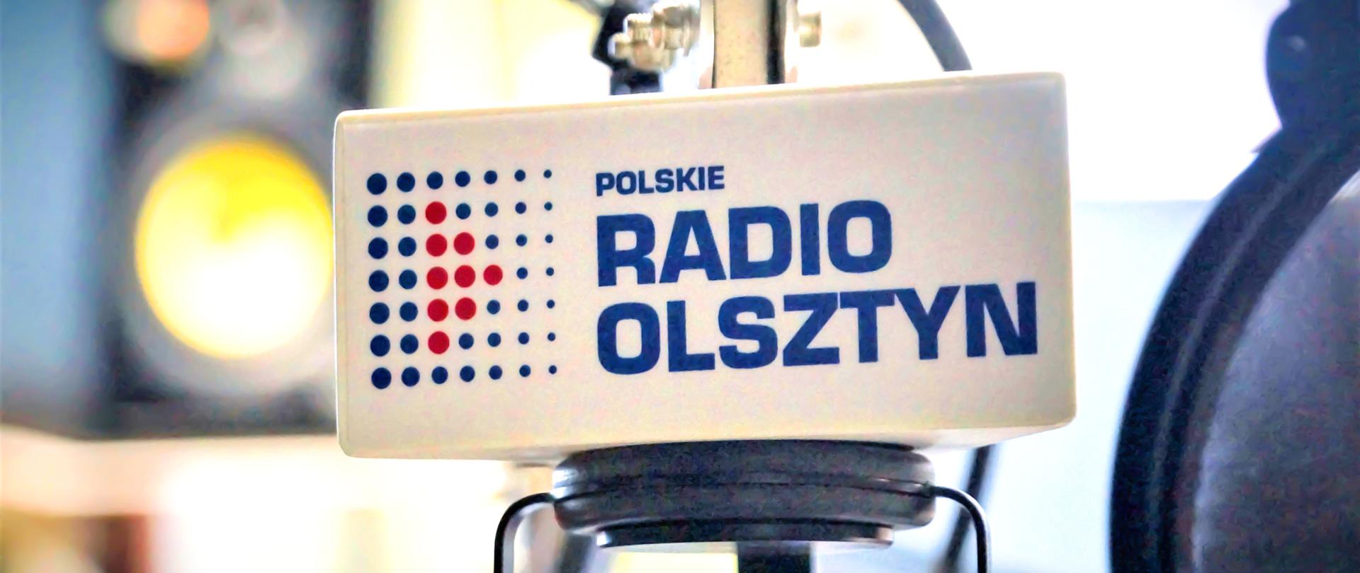 Zdjęcie w poziomie. Mikrofon z logo Radio Olsztyn.