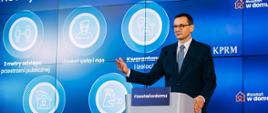 Premier Mateusz Morawiecki na tle ścianki wizyjnej: Podstawy nowej normalności.