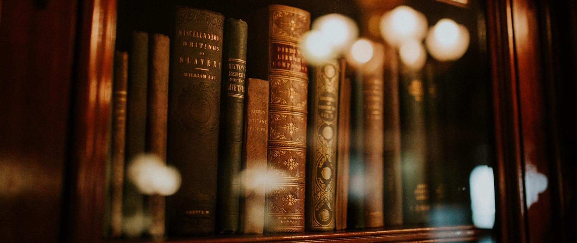 Zdjęcie przedstawiające książki w bibliotece
