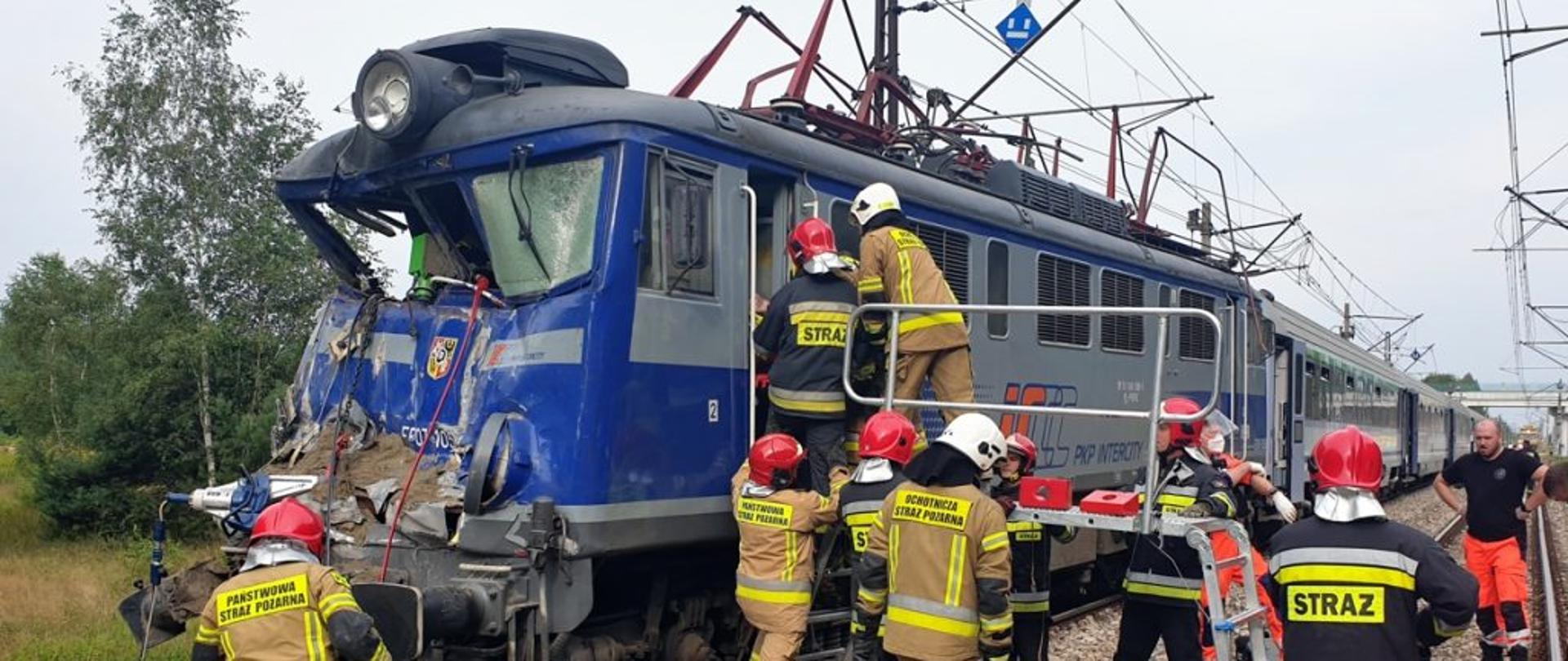 strażacy ewakuują maszynistę z lokomotywy