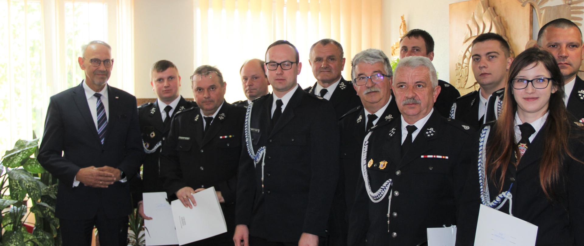 Zdjęcie wykonano w sali konferencyjnej Komendy Miejskiej Państwowej Straży Pożarnej w Krośnie. Zdjęcie przedstawia Prezesa WFOŚiGW Pana Adama Skibę wraz z przedstawicielami jednostek Ochotniczych Straży Pożarnych po podpisaniu umów na zakup samochodów ratowniczo-gaśniczych. 