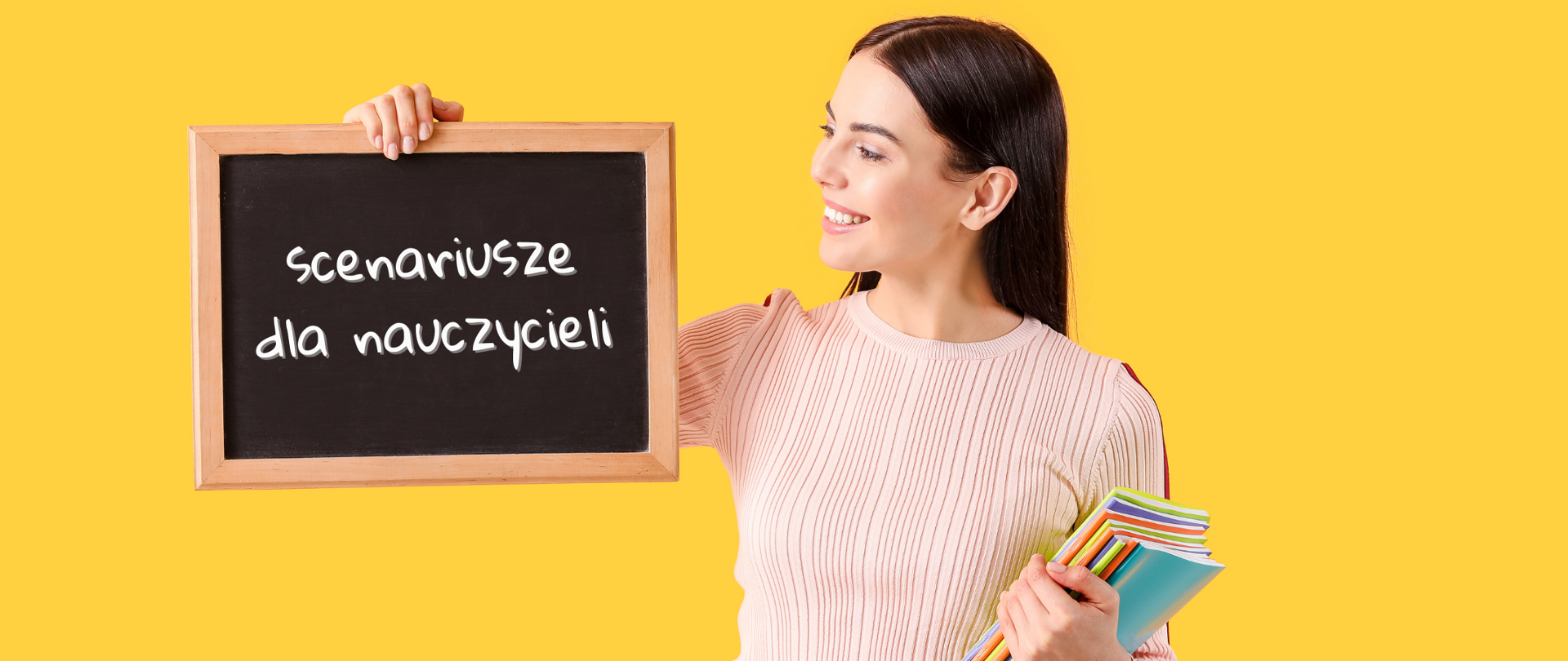 Grafika przedstawia na żółtym tle kobietę trzymającą tabliczkę z napisem: scenariusze dla nauczycieli.