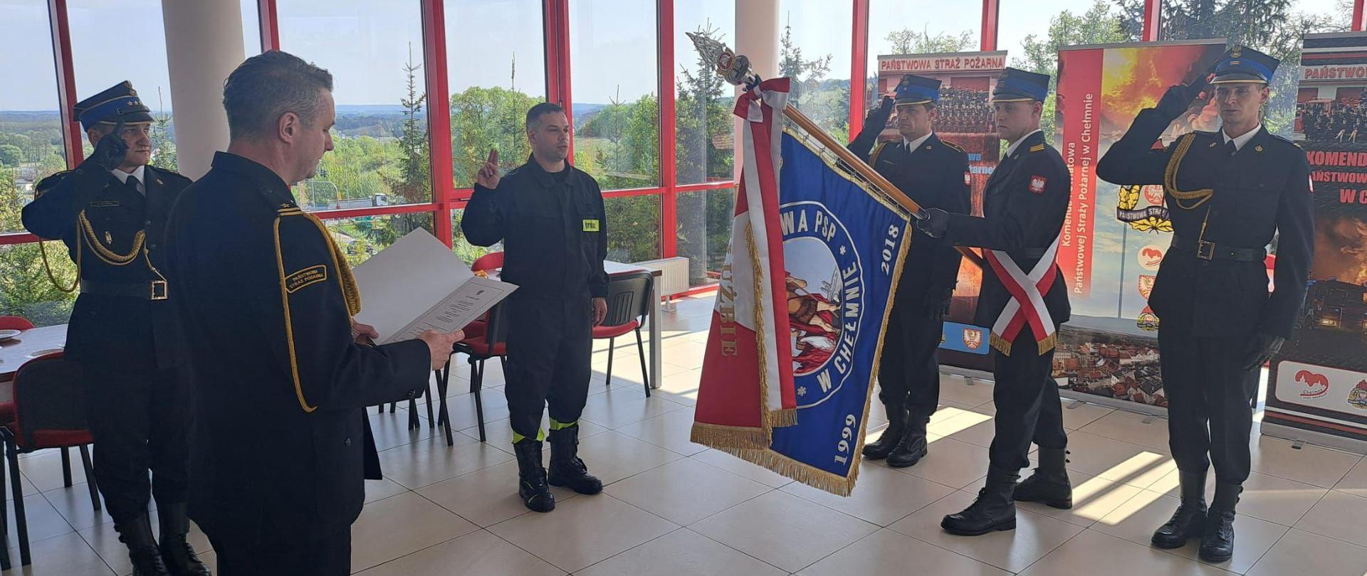 Zdjęcie wykonano w sali sztabowej KP PSP w Chełmnie podczas uroczystej zbiórki z okazji ślubowania nowego funkcjonariusza.