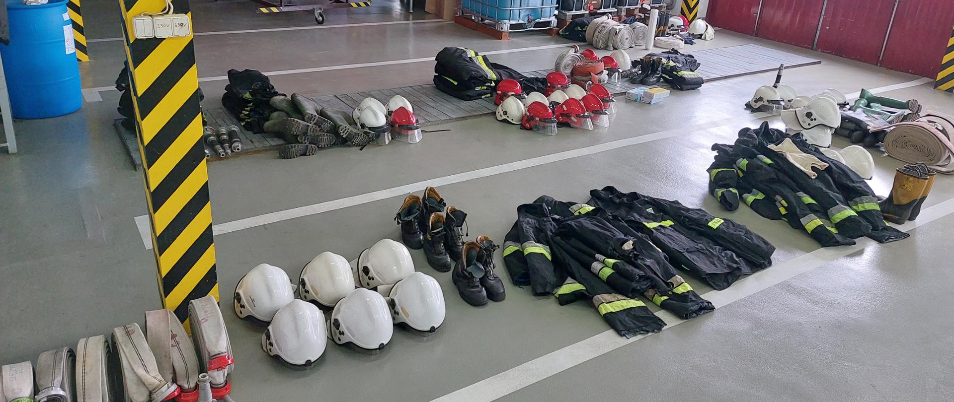 Zdjęcie przedstawia akcję zbiórki sprzętu strażackiego dla strażaków z Ukrainy, którzy są w obliczu działań wojennych.
Na zdjęciu widzimy sprzęt przygotowany dla strażaków z Ukrainy. Zdjęcie wykonane w porze dziennej w garażu JRG.