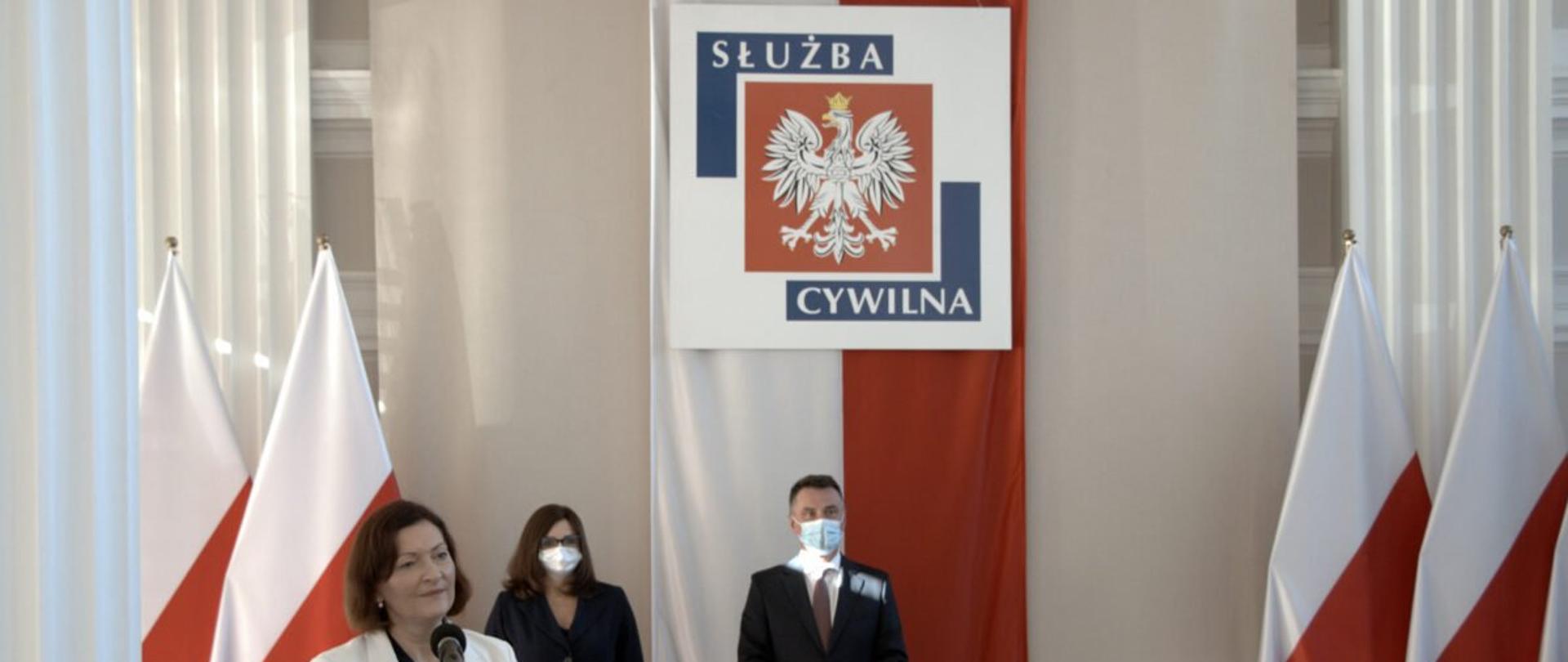 Wojewoda podkarpacki Ewa Leniart, wicewojewoda Jolanta Sawicka oraz dyrektor generalny Podkarpackiego Urzędu Wojewódzkiego w Rzeszowie Marcin Zaborniak podczas obchodów Dnia Służby Cywilnej