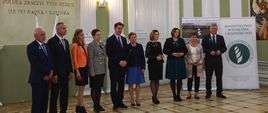 Wiceminister R. Romanowski z odznaczonymi nauczycielami
