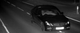 Czarny mercedes na zdjęciu z fotoradaru