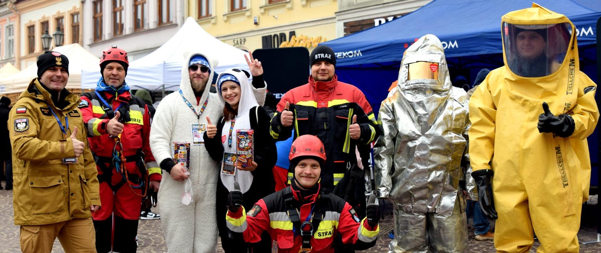 32. Finał Wielkiej Orkiestry Świątecznej Pomocy. Zdjęcie strażaków podczas finału. Strażacy pozują do zdjęcia z wolontariuszami, uczestnikami finału. Strażacy prowadzą prezentację sprzętu i działań ratowniczych.