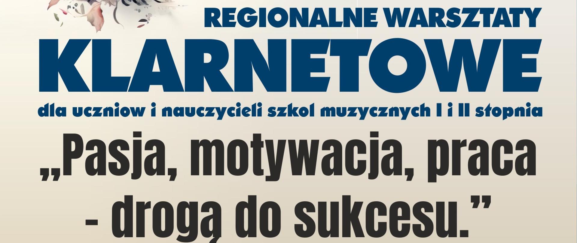 Plakat na kremowo niebieskim tle z ikoną klarnetu na dole. Na całej powierzchni jest informacja o warsztatach w kolorze czarnym i granatowym. 
