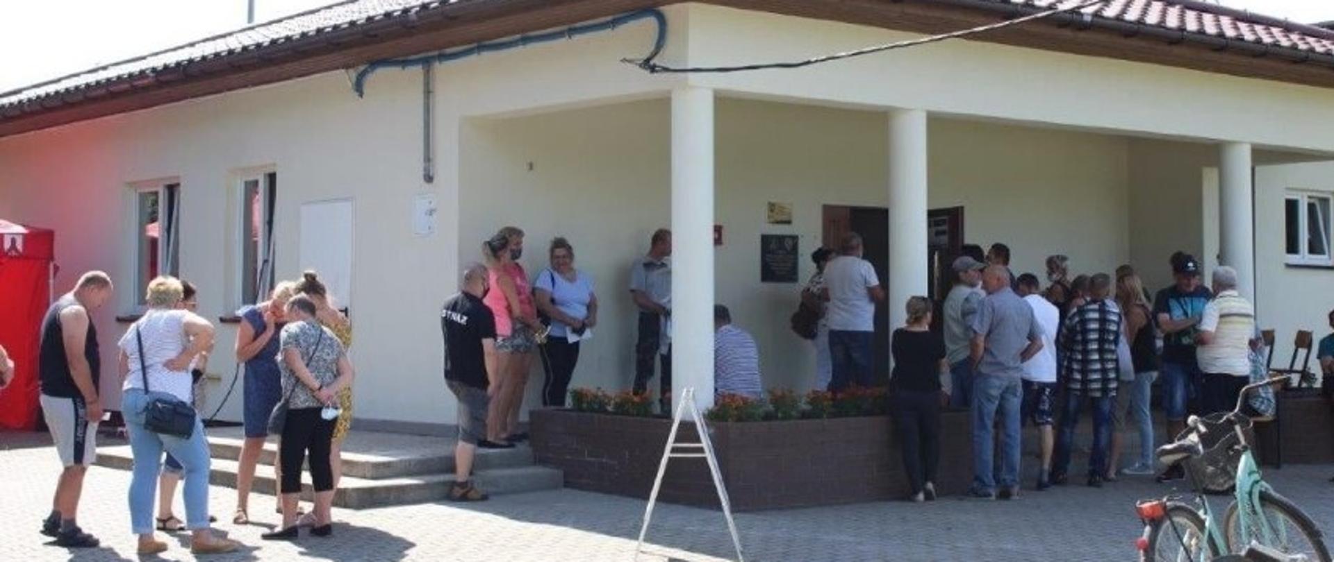 kolejka do punktu szczepień na terenie stadionu sportowego w Lisewie;