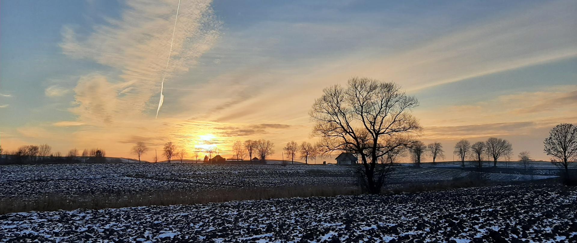 Na zdjęciu ukazano zachód słońca nad polami powiatu kazimierskiego