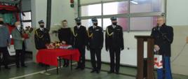 Zdjęcie przedstawia garaż Jednostki Ratowniczo-Gaśniczej Komendy Powiatowej Państwowej Straży Pożarnej w Radziejowie, komendantów, przedstawicieli administracji samorządowej.