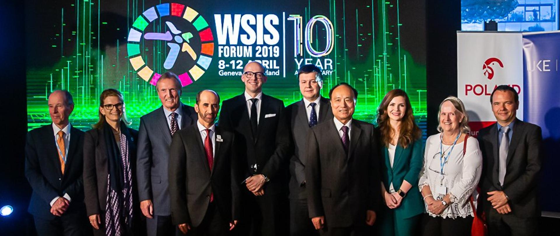 Uczestnicy WSIS Forum 2019 pozują do wspólnego zdjęcia