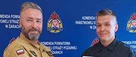 Na zdjęciu widoczny jest strażak otrzymujący mianowanie do służby z komendantem 