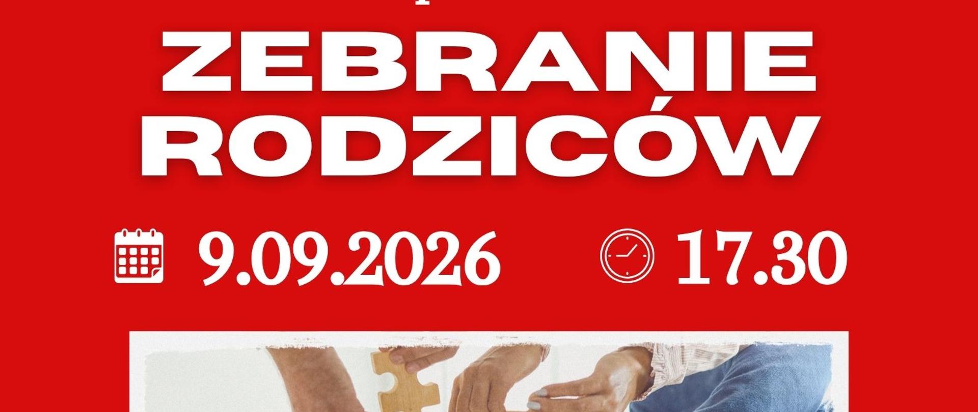 Plakat informujący o zebraniu rodziców w dniu 9 września 2026 o godzinie 17.30. Tło plakatu jest czerwono-niebieskie, a w jego środkowej części znajduje się zdjęcie na którym są ręce dorosłych ludzi trzymające drewniane puzzle.